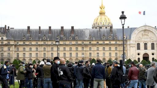 Paris’te Korona Şartlarına  Protesto