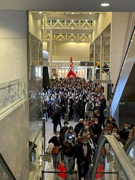 Bir yerde kırmızı bölge varsa o Zaventem'dedir.  Yolcular, polis kontrolünden kaynaklanan uzun trafik sıkışıklığına kızgın