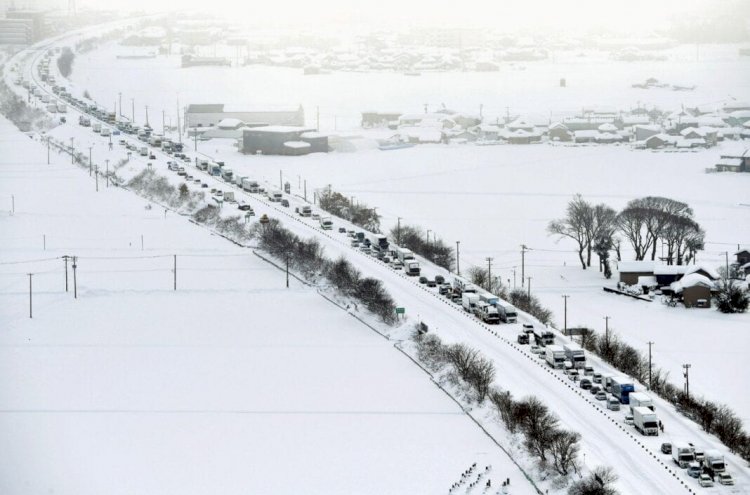 Japonya'yı vuran büyük kar fırtınasında sekiz kişi öldü, binlerce kişi mahsur kaldı